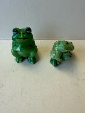 Pair of Vintage Plastic Hong Kong Green Reptile Frog Mini Figurines.